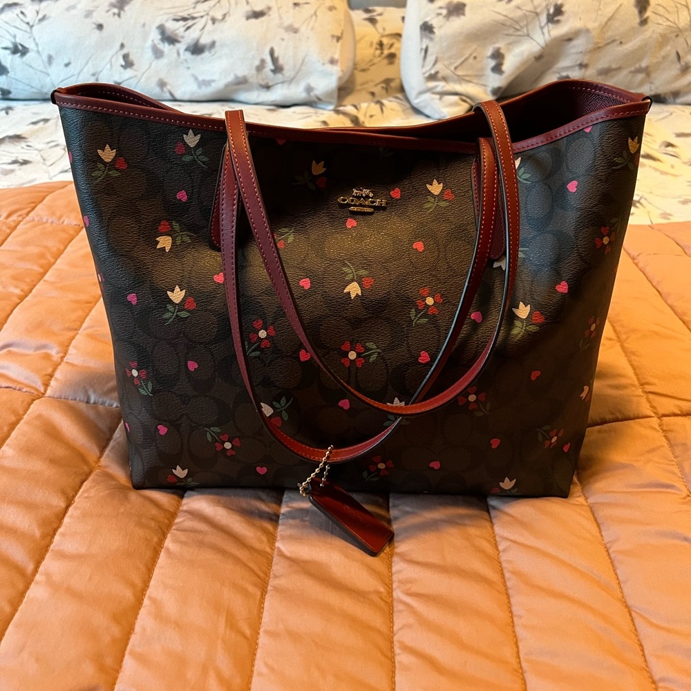 Coach City Tote in Signature Floral